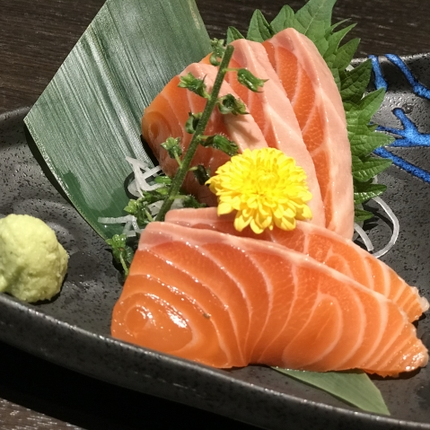 鮭とサーモンの違い 刺身はサーモン 鮭はアニサキスのせいでダメ 桃色の雫