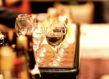 赤ワインと白ワインの作り方の違い 料理への合わせ方と飲み方 桃色の雫