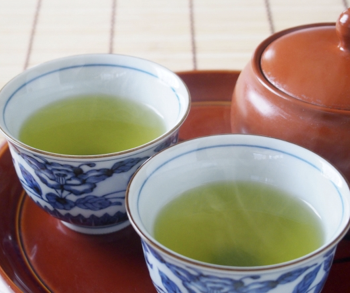 緑茶と烏龍茶の効果の違い 話題の黒烏龍茶のダイエット方法とは 桃色の雫