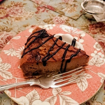 チョコレートケーキとザッハ トルテの違い 名前の由来と食べ方とは 桃色の雫