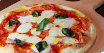 手作りピザの簡単な作り方 使われるチーズの種類 生地やピザソースは 桃色の雫